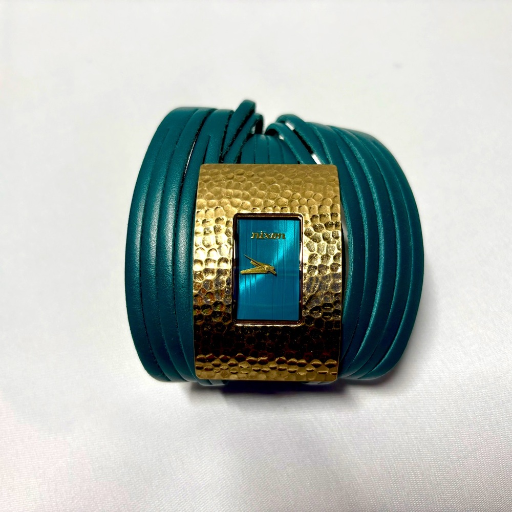 Nixon ‘The Deveaux’ Women’s Watch in Green Leather. Quartz Movement. Strap Cuff